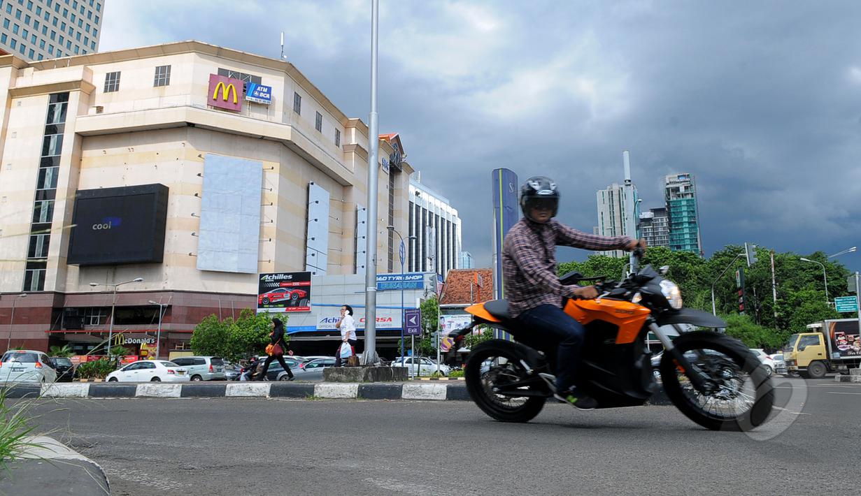 Zero Motorcycles dapat dipacu dengan akselerasi tinggi dari posisi berhenti hingga mencapai 100 km/jam dalam waktu 3.3 detik, Jakarta, Selasa (17/3/2015). Keberadaan Zero akan menjadi alternatif bagi penggemar roda dua. (Liputan6.com/Faisal R Syam)