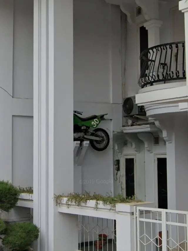 Parkir motor versi gaya cicak tempel tembok