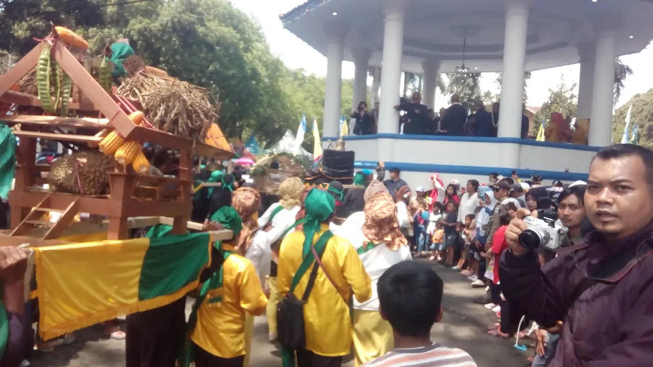 Ribuan warga Garut tumpah ruah menikmati even kegiatan pesona budaya Garut 2019 di Alun-alun Garut