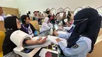 Petugas memeriksa kesehatan calon haji setibanya di Asrama Haji Pondok Gede, Jakarta, Selasa (21/4/2026). Sebanyak 393 jemaah haji kelompok terbang (kloter) pertama embarkasi Jakarta-Pondok Gede (JKG 01) secara resmi mulai memasuki Asrama Haji Pondok Gede, Jakarta Timur. (merdeka.com/Arie Basuki)