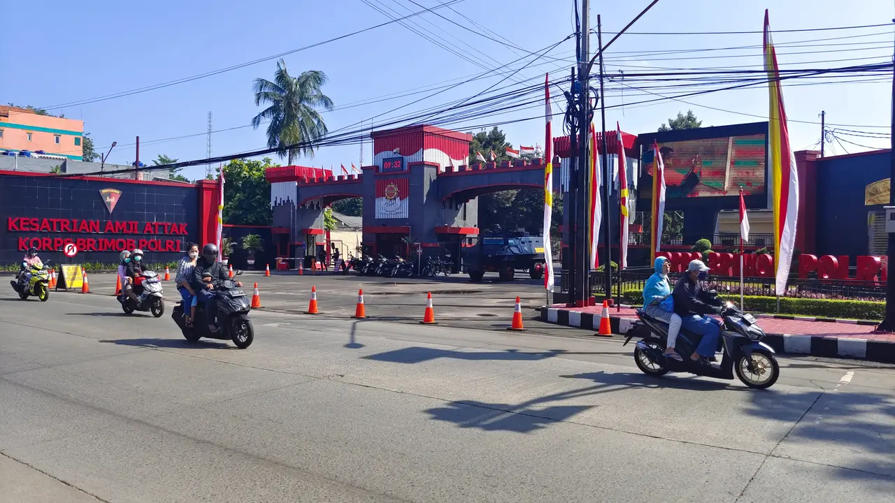 Suasana di depan Mako Brimob Polri terlihat sejumlah kendaraan terparkir di depan Mako Brimob, Kecamatan Cimanggis, Kota Depok