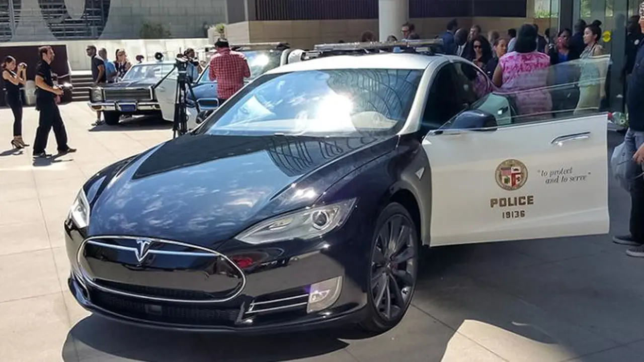 Polisi Los Angeles Lirik Tesla Model S Untuk Kejar Penjahat