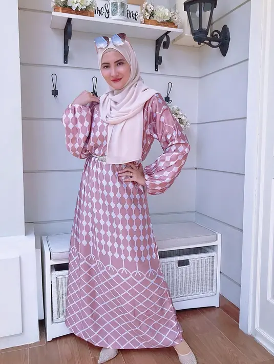Memilih menggunakan gamis berwarna baby pink dengan motif putih, gaya casual Natalie ini pun cocok digunakan saat hangout. Ia juga memadukan hijab serta sepatu dengan warna senada yang dilengkapi dengan  kacamata. (Liputan6.com/IG/@natalie_sarahs)