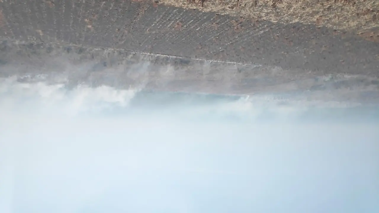 Kebakaran lahan di Pelalawan mengepulkan kabut asap sehingga menghalangi jarak pandang.
