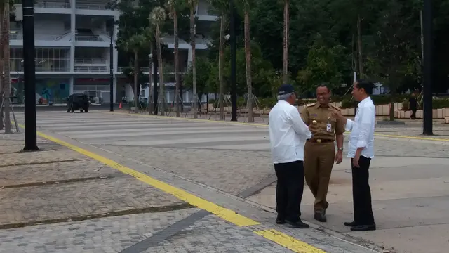 Jokowi turut mengajak Gubernur DKI Jakarta Anies Baswedan dan Menteri PUPR Basuki Hadimuljono saat memantau Gelora Bung Karno (Liputan6.com/Hanz Jimenez Salim)
