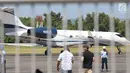 Pesawat jet pribadi jenis Gulfstream N50JE yang ditumpangi Barack Obama di landasan pacu Base Ops Lanud Ngurah Rai, Bali, Rabu (28/6). Obama meninggalkan Bali setelah berlibur bersama keluarga untuk menuju Yogyakarta (Liputan6.com/Immanuel Antonius)