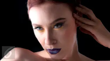 Ingin tampil unik dan edgy? Anda dapat bereksperimen dengan lipstik bernuansa gelap. Anda dapat tampil memukau dengan warna burgundy, ungu ataupun biru tanpa terlihat menyeramkan. (Liputan6.com/Yudha Gunawan)