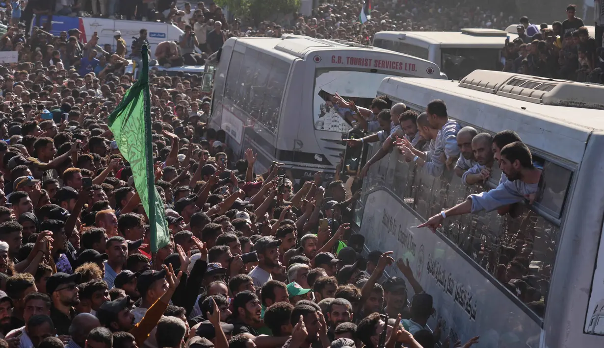 Kantor Informasi Tahanan yang dikelola Hamas menyatakan, proses pertukaran tawanan mencakup pembebasan sekitar 250 tahanan yang menjalani hukuman panjang atau seumur hidup, serta lebih dari 1.700 warga dari Gaza yang ditahan setelah 7 Oktober 2023. (AP Photo/Jehad Alshrafi)