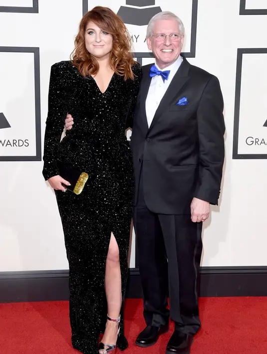 Melalui akun instagramnya, penyanyi yang kini mewarnai rambutnya dengan warna cokelat ini mengungkap jika sang ayah berbisik padanya, “Kamu berhasil,” di telinganya sebelum ia naik ke atas panggung. (AFP/Bintang.com)