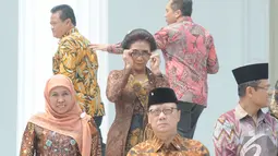 Susi Pudjiastuti membetulkan letak kacamatanya saat bersiap-siap melakukan foto bersama di Istana Negara, Jakarta, Senin (27/10/2014). (Liputan6.com/Herman Zakharia)