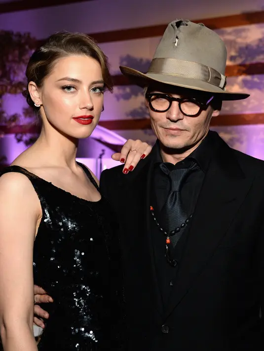 Johnny Depp-Amber Heard membintangi film 'RumDiary'.  Johnny seketika  jatuh cinta dan menikah dengan Amber, lalu berpisah dengan Vanessa Paradis. Namun sayangnya pernikahan Johnny dan Amber tak bertahan lama. (AFP/Bintang.com)