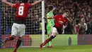 Selebrasi gol kedua Man United yang dicetak Ander Herrera pada babak kelima FA Cup yang berlangsung di stadion Stamford Bridge, London, Selasa (19/2). Man United menang 2-0 atas Chelsea. (AFP/Adrian Dennis)
