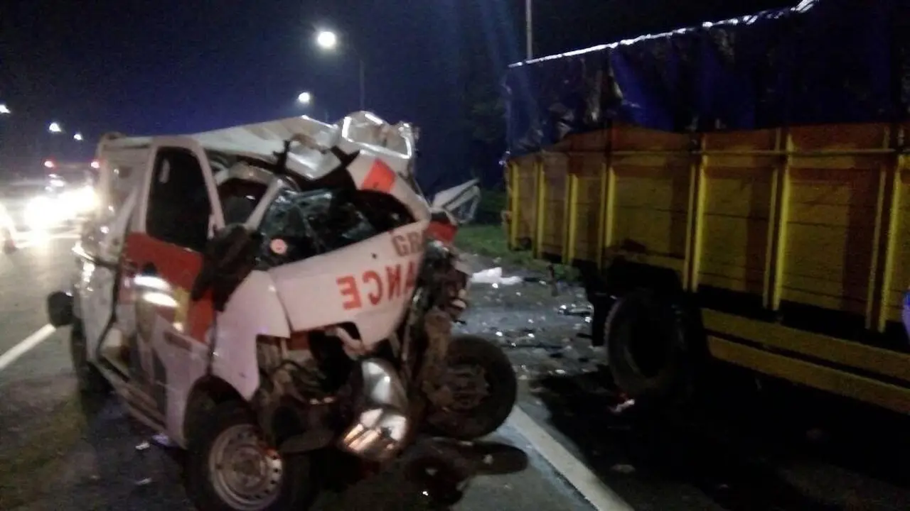 Ambulans tabrak truk