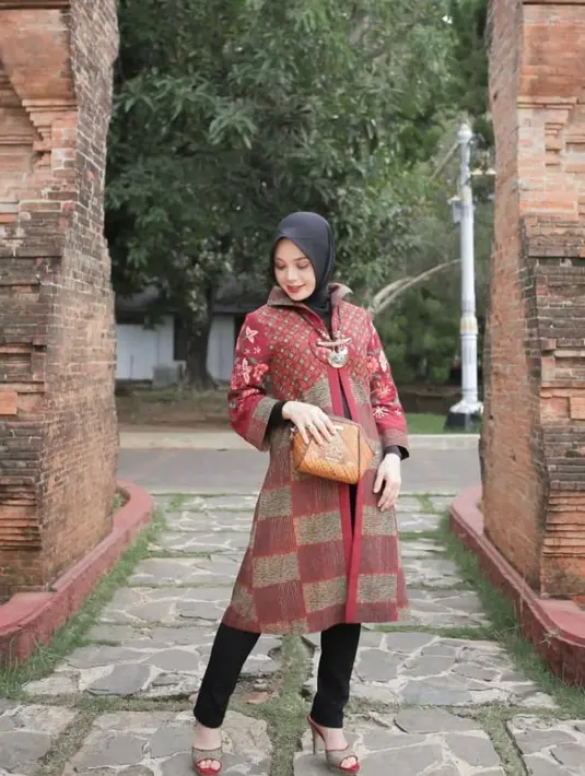 Dengan bahan dasar tenun, outer ini adalah kombinasi batik tulis dan cap. Look istri Ganjar Pranowo ini kian dipermanis dengan clutch batik. (Instagram/atiqoh.s).