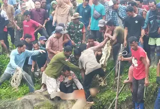 Upaya Penyelamatan Wanita dari Cengkeraman Buaya di Aceh. (Antara/HO-Polsek Teluk Dalam)