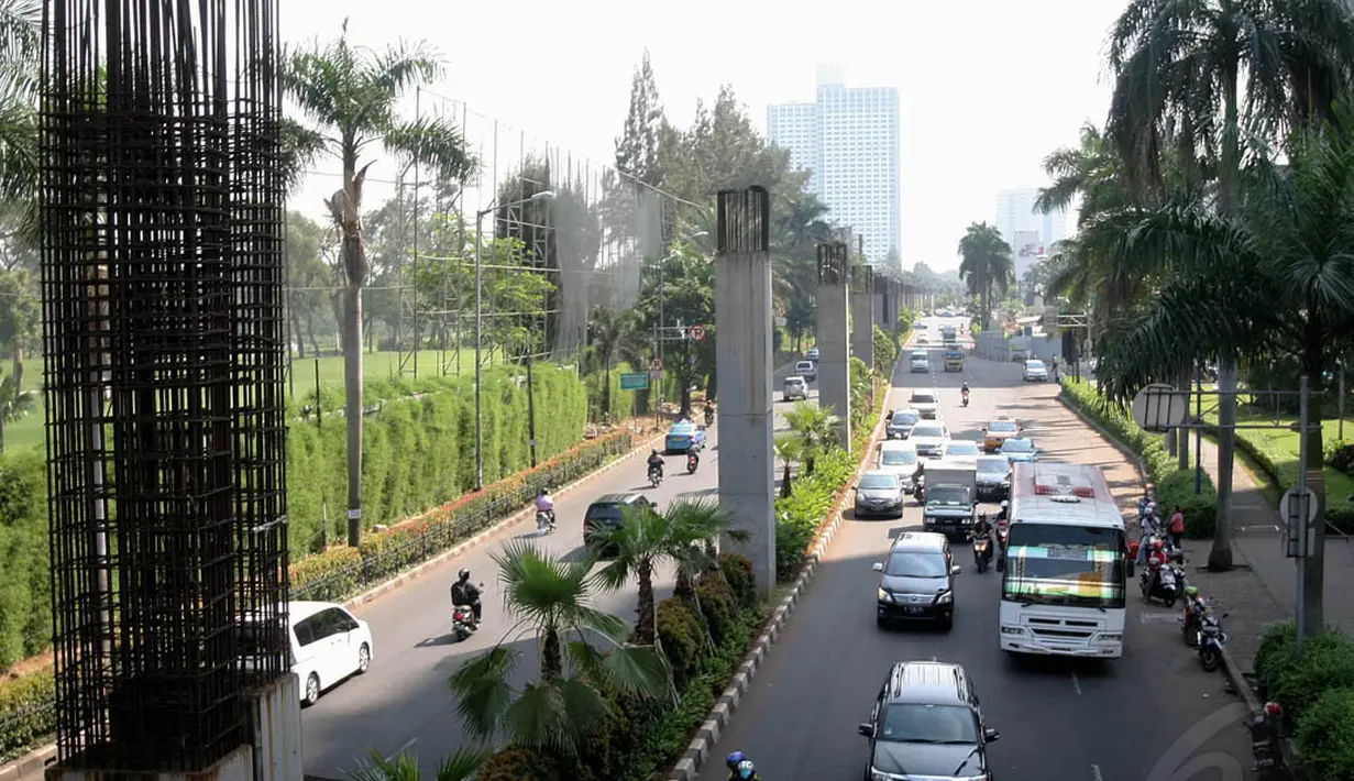 Sejumlah kendaraan melintas di antara tiang monorel di kawasan Senayan, Jakarta, Rabu (2/7/14). (Liputan6.com/Faizal Fanani)