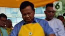 <p>Airlangga terlihat melihat Prabowo yang sedang sibuk memasak nasi goreng, dengan mencampur bumbu, nasi, dan sayur-sayuran di satu wajan. Usai memasak, Prabowo pun memberikan nasi goreng buatannya ke satu anak yang ada di lokasi. (merdeka.com/Arie Basuki)</p>