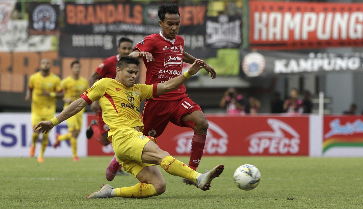 Striker Bhayangkara FC, Romiro Fergonzi, berebut bola dengan gelandang Persija Jakarta, Novri Setiawan, pada laga Shopee Liga 1 di Stadion Patriot Chandrabhaga, Bekasi, Sabtu (10/8). Persija bermain imbang 1-1 atas Bhayangkara. (Bola.com/Yoppy Renato)