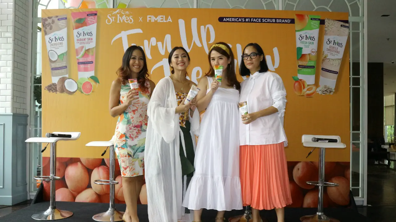 Pengalaman Eksfoliasi Menyenangkan Dikemas Dalam #TurnUpTheGlow Campaign dari St. Ives