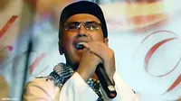 Rehat di Kafe, Uje Sempat Bagi-bagi Rokok