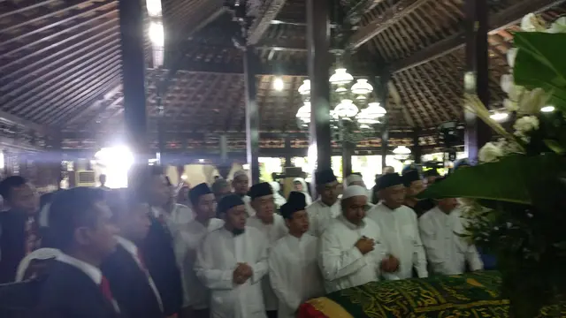 Salatkan jenazah Ani Yudhoyono