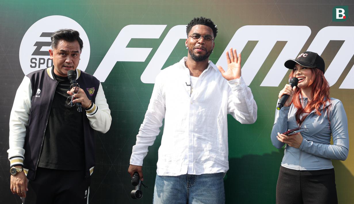 Daniel Sturridge (tengah) ditemani oleh Valentino Simanjuntak (kiri) menyapa mas Bekasi pada acara Second Chance yang berkolabolasi dengan EA FC Mobile di Plaza dan Stadion Patriot Candrabhaga, Kota Bekasi, Minggu (29/3/2026) pagi. (Bola.com/Abdul Aziz)