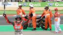 Pembalap Spanyol dari tim Ducati, Jorge Lorenzo merayakan selebrasi setelah memenangkan balapan MotoGP Catalunya di Sirkuit Catalunya di Montmelo, (17/6). (AFP PHOTO / Lluis Gen)