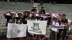 Suporter T-Team dengan atribut unik memberi dukungan kepada tim kesayangannya saat berlaga pada babak play-off Malaysia Super League melawan ATM di Stadion Perak, Malaysia, Sabtu (30/1/2016). (Bola.com/Nicklas Hanoatubun)