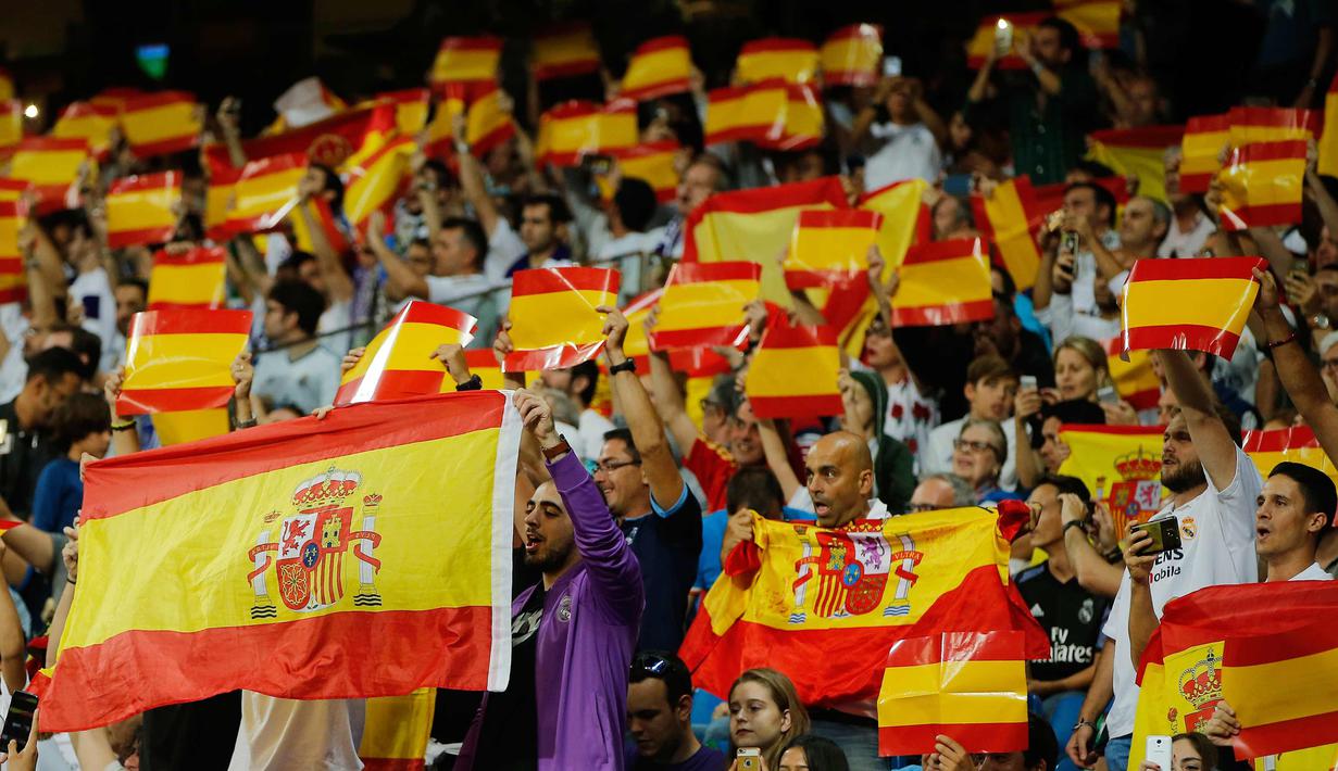 Suporter Real Madrid membentangkan bendera Spanyol saat pertandingan melawan Espanyol di La Liga di stadion Santiago Bernabeu, Spanyol (1/10). Para suporter Madrid mendukung Spanyol bersatu melawan referendum Catalonia. ( AP Photo/Paul White)