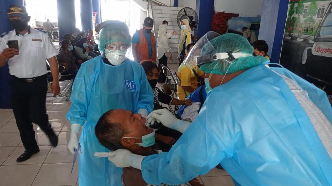 PCR acak di Terminal Bus Poris Plawad Kecamatan Cipondoh, Jumat (24/12/21)