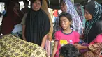 Keluarga korban menangis histeris menyusul gempa 6,4 SR di Kabupaten Pidie Jaya, Aceh, Rabu (7/12). Menurut pejabat setempat, setidaknya 52 orang tewas dan ratusan terluka setelah gempa kuat melanda provinsi Aceh tersebut. (AFP PHOTO/Chaideer Mahyuddin)