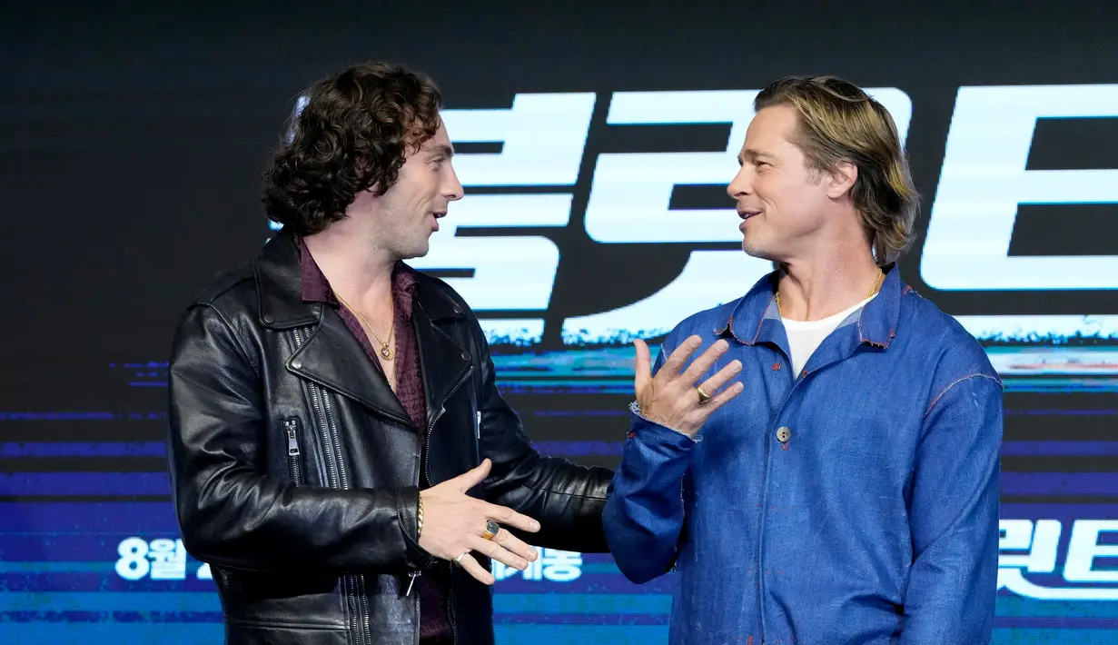 Brad Pitt (kanan) dan Aaron Taylor-Johnson berbicara satu sama lain saat kedatangan mereka untuk konferensi pers dalam mempromosikan film terbaru keduanya Bullet Train di Seoul, Korea Selatan, 19 Agustus 2022. Film ini akan dirilis di Korea Selatan pada 24 Agustus. (AP Photo/Lee Jin-man)