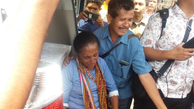 Tangis keluarga pecah saat peti jenazah TKI Adelina diturunkan petugas kargo Bandara El Tari Kupang. (Liputan6.com/Ola Keda)