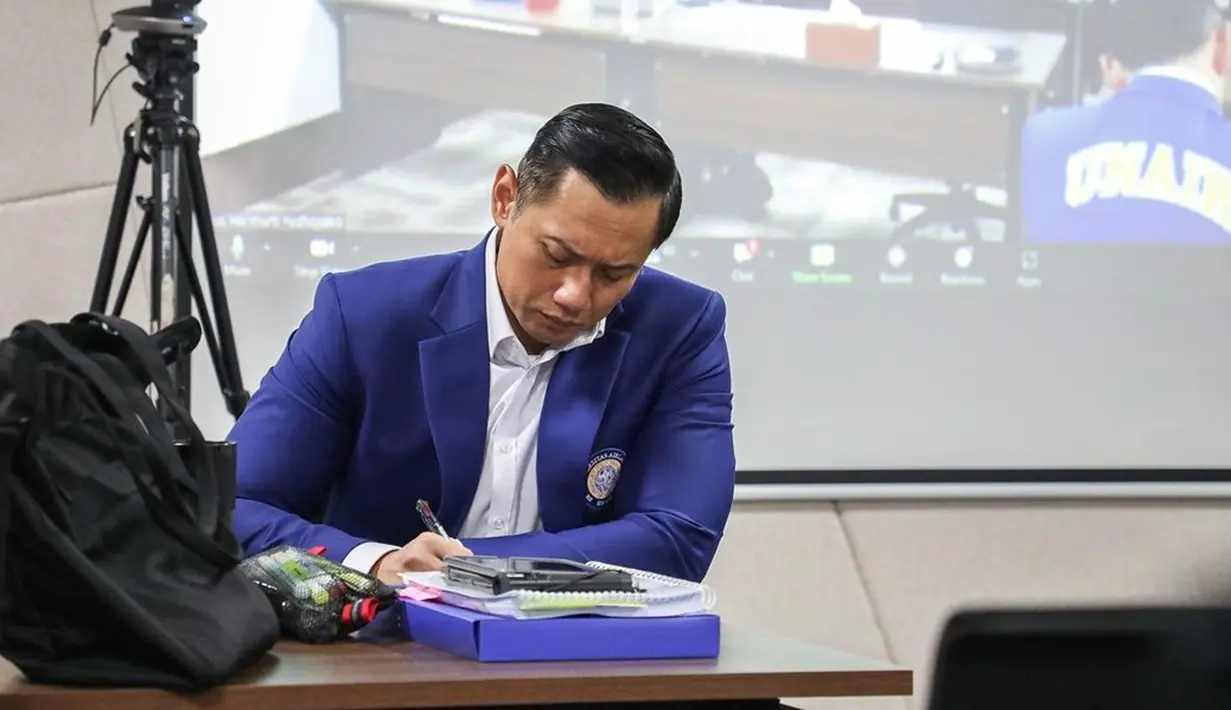 Saat sidang berlangsung, putra sulung SBY ini juga tampak begitu serius. Meski begitu, suami Annisa Pohan ini juga tetap terlihat begitu santai selama sidang berlangsung. (Liputan6.com/IG/@agusyudhoyono)