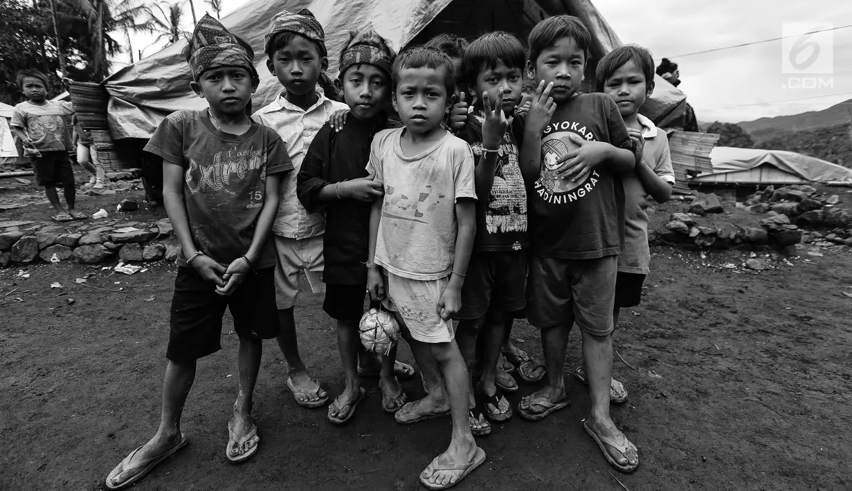 Sejumlah anak-anak Suku Baduy Luar dengan gayanya yang khas pose di lokasi bekas kebakaran Kampung Cisaban II, Desa Kanekes, Banten, Kamis (01/6). Kebakaran pada pekan lalu yang menghanguskan 83 rumah Suku Baduy Luar. (Liputan6.com/Fery Pradolo)