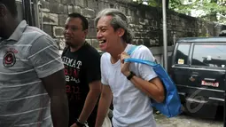 Fariz RM kembali menjalani sidang atas kasus pemakaian narkoba di Pengadilan Negeri Jakarta Selatan, Rabu (15/4/2015). Fariz terlihat tersenyum saat turun dari mobil tahanan yang membawanya. (Liputan6.com/Panji Diksana)