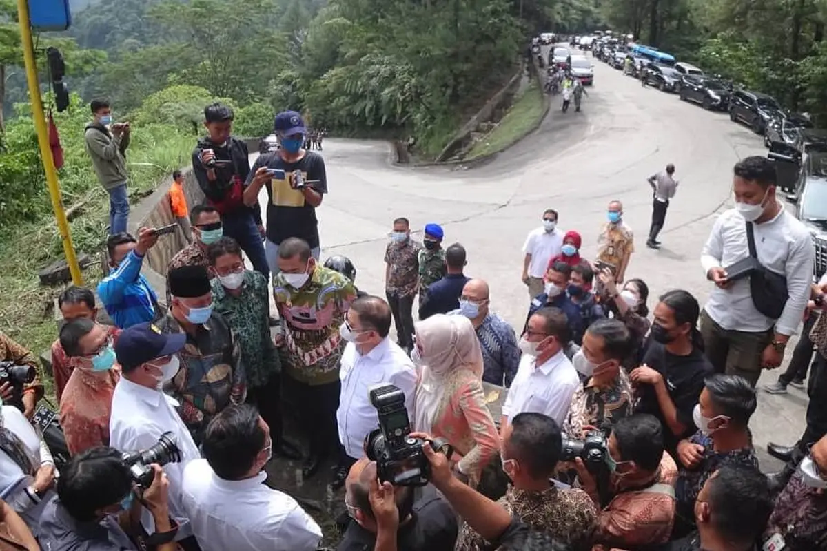 Menteri PPN/Bappenas meninjau lokasi pembangunan fly over Sitinjau Lauik Padang.
