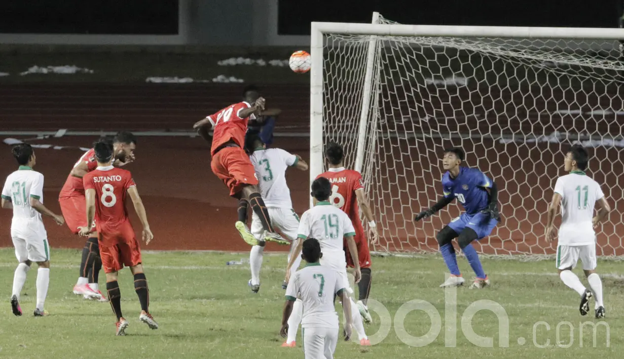 Striker Persija, Junior Mbai, berusaha membobol gawang Timnas Indonesia U-22. Dengan hasil ini Timnas U-22 belum pernah meraih kemenangan dari dua laga perdana di bawah arahan Luis Milla. (Bola.com/M Iqbal Ichsan)