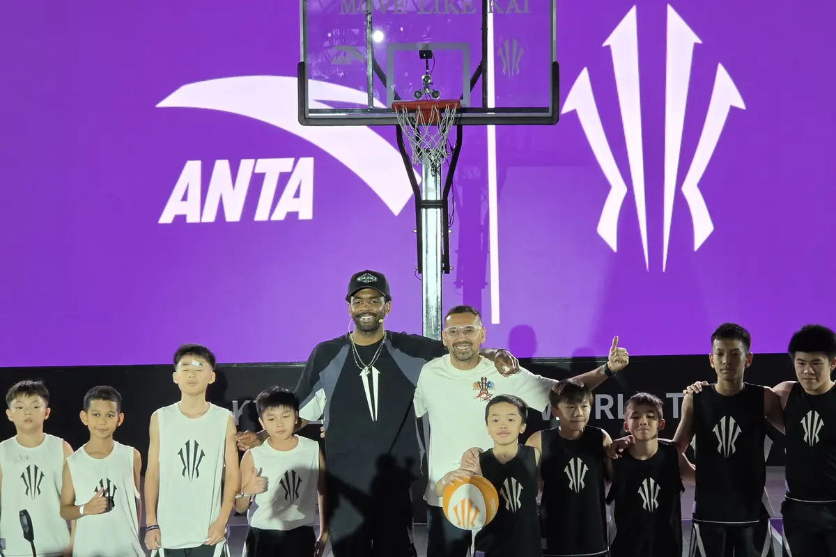 Kyrie Irving berfoto bersama anak-anak dan Ali Budimansyah saat datang ke Jakarta
