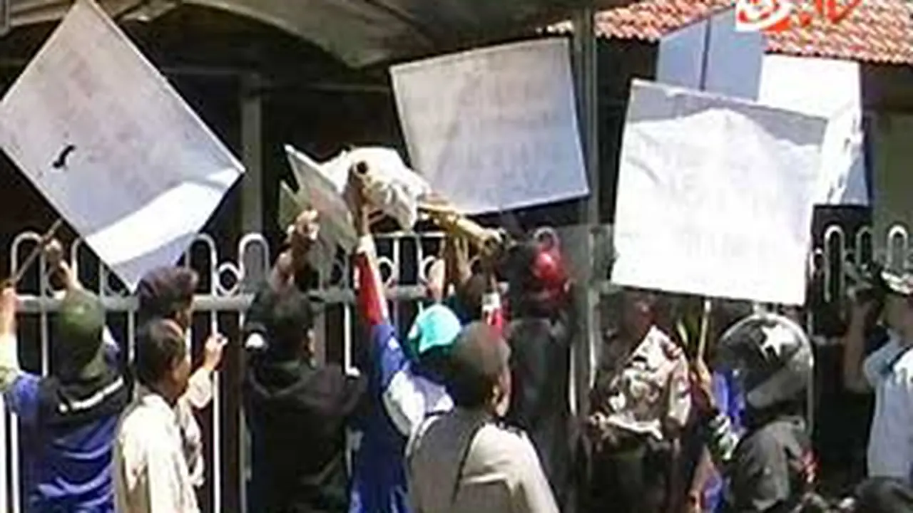 110808ddemo-buruh.jpg