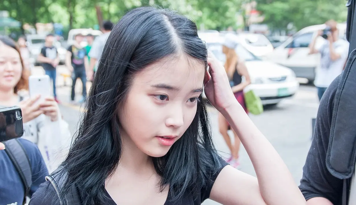 IU dikenal sebagai artis Korea yang multitalenta. Tak hanya itu, ia juga punya wajah yang cantik. Meskipun tak mengenakan makeup, ia tetap terlihat manis. (Foto: koreaboo.com)