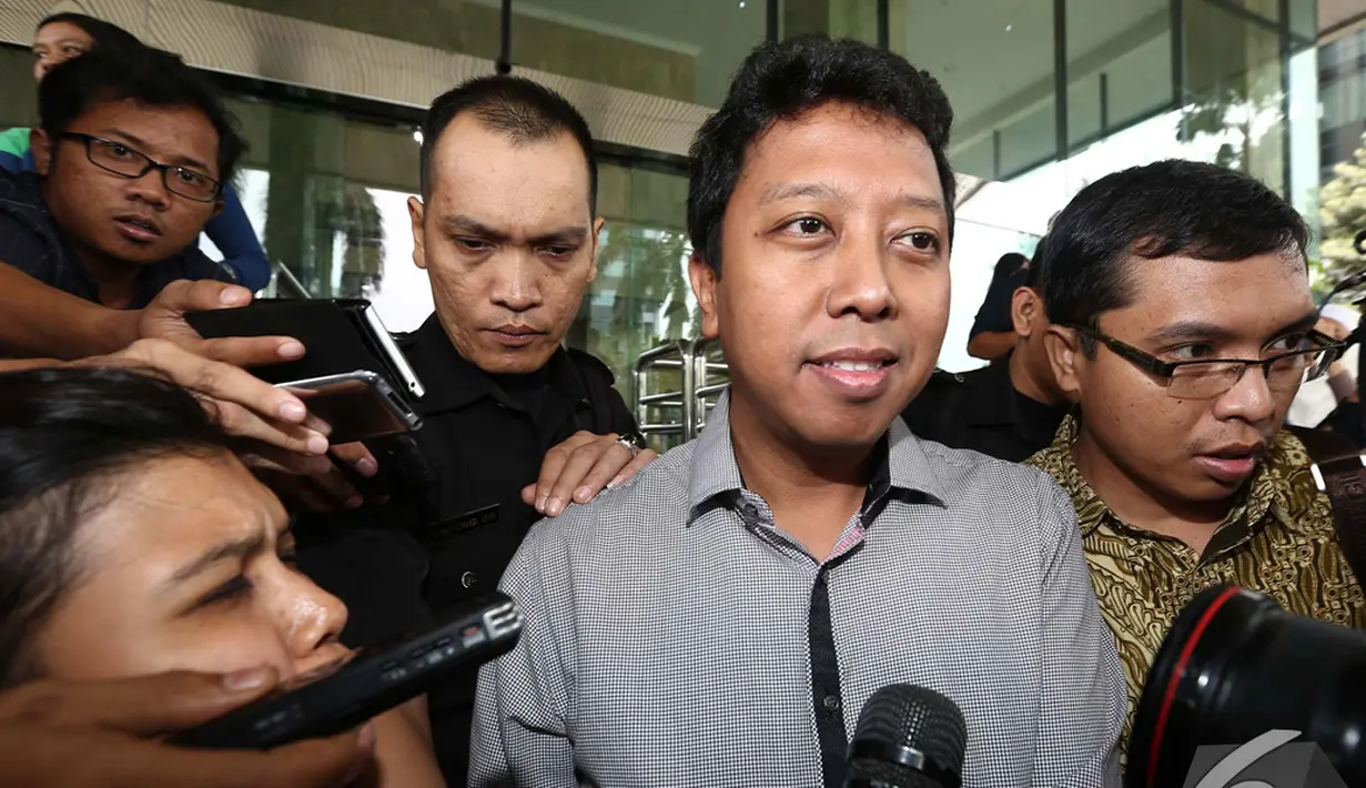 Poliyisi PPP Romahurmuziy menjawab pertanyaan wartawan usai memberi kesaksian kepada KPK terkait kasus dugaan suap Gubernur Riau, Jakarta, Rabu (3/12/2014). (Liputan6.com/Miftahul Hayat) 