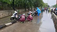 Motor mogok karena menerobos banjir yang cukup tinggi di kawasan Cawang, Jakarta Timur, Rabu (1/1/2020). (Liputan6.com/ Nanda Perdana Putra)