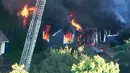 Gambar dari rekaman video memperlihatkan kobaran api membakar rumah di Lawrance, dekat Boston, AS, Kamis (13/9). Sampai kini belum diketahui berapa pastinya apa penyebab rentetan ledakan dan kebakaran di tiga komunitas utara Boston itu. (WCVB via AP)