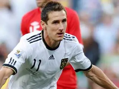 Selebrasi gol striker Jerman Miroslav Klose ke gawang Inggris di babak 16 besar PD 2010 yang berlangsung di Free State Stadium, Bloemfontein, 27 Juni 2010. Jerman unggul 4-1. AFP PHOTO / PAUL ELLIS