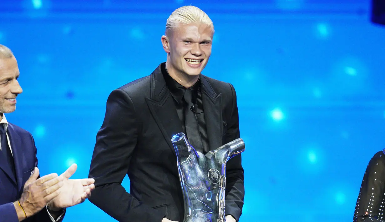 <p>Erling Haaland dari Norwegia memegang penghargaan pemain terbaik UEFA Mens Player of the Year 2022/2023 setelah ajang drawing Liga Champions 2023/2024 di Forum Grimaldi di Monaco, Kamis (31/8/2023). (AP Photo/Daniel Cole)</p>