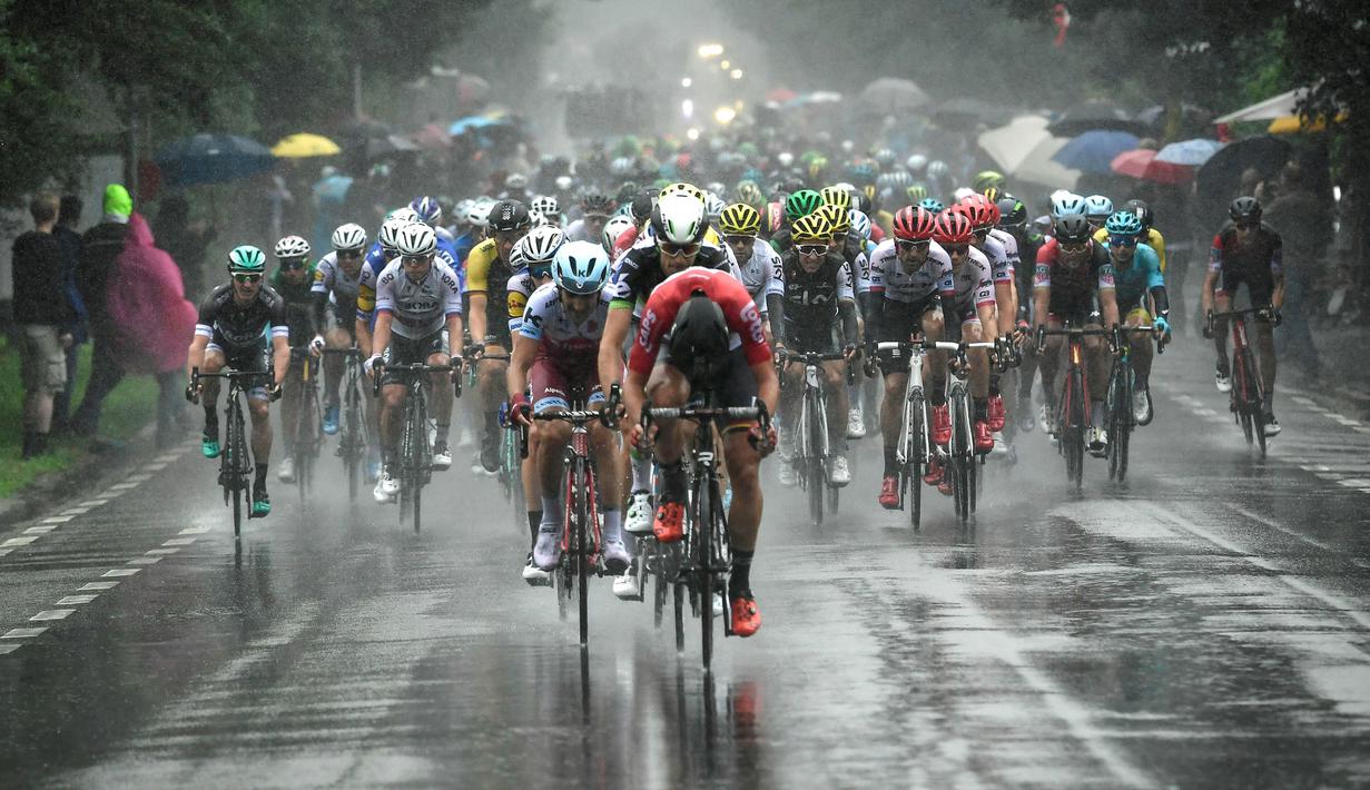 Para pebalap memacu sepedanya saat stage kedua balapan Tour de France di Leige, Belgia, Minggu (2/7/2017). Stage kedua menempuh kota Dusseldorf, Jerman hingga Leige, Belgia yang berjarak 203,5 kilometer. (AFP/Philippe Lopez)