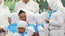 Ketua Panitia Harlah ke-73 Muslimat NU Yenny Wahid menyapa anak-anak yatim saat menggelar doa bersama di kompleks SUGBK, Jakarta, Sabtu (26/1). (Liputan6.com/Herman Zakharia)