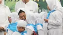Ketua Panitia Harlah ke-73 Muslimat NU Yenny Wahid menyapa anak-anak yatim saat menggelar doa bersama di kompleks SUGBK, Jakarta, Sabtu (26/1). (Liputan6.com/Herman Zakharia)