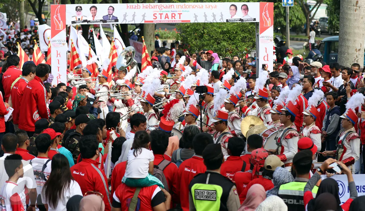 Peserta memainkan marching band saat Kirab Kebangsaan Indonesia Raya di Cibinong, Kab Bogor, Minggu (14/5). Kirab diikuti puluhan organisasi kepemudaan se Kabupaten Bogor. (Liputan6.com/Helmi Fithriansyah)